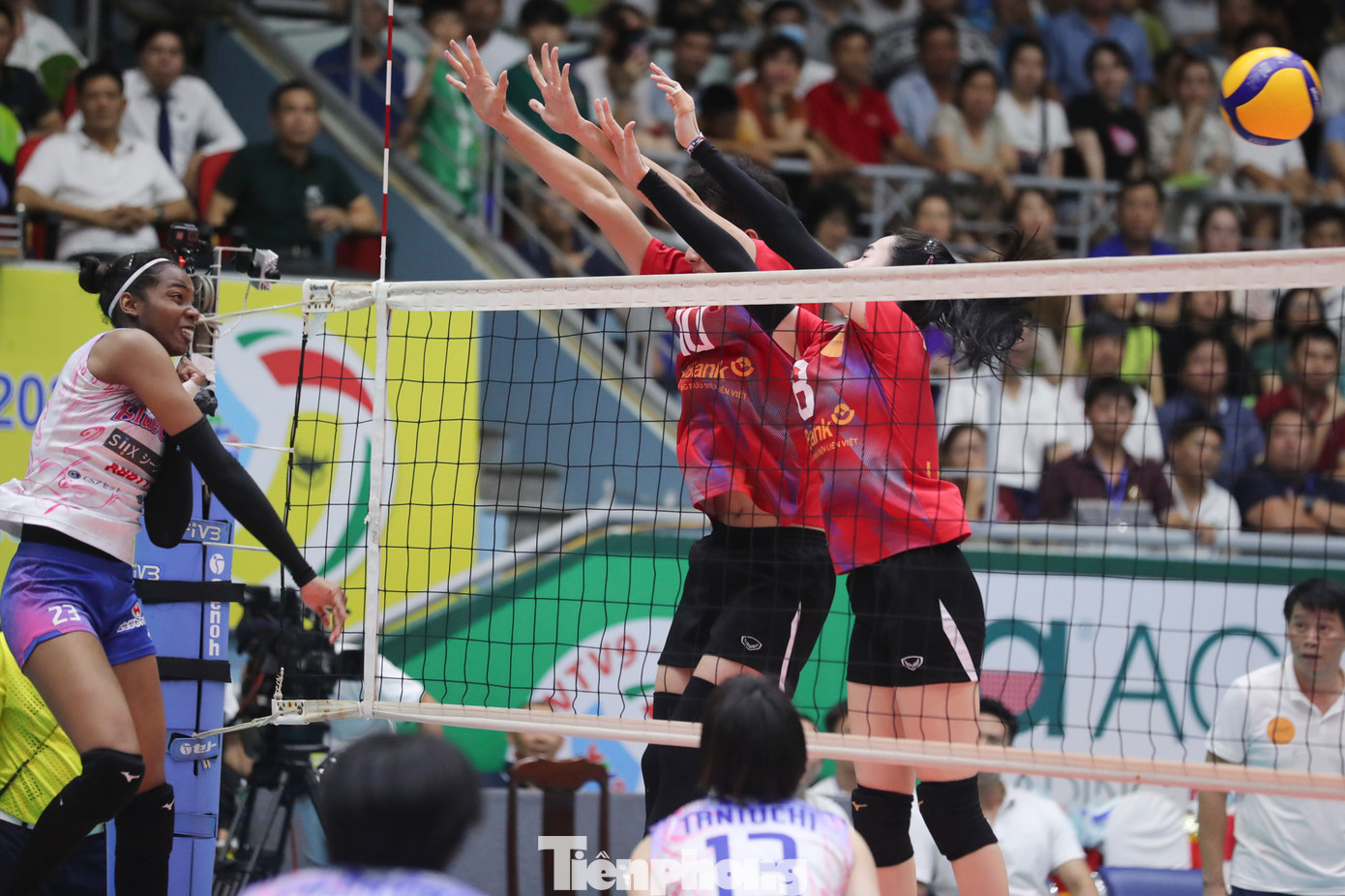 Bích Tuyền chơi tuyệt hay khi liên tiếp tung ra những cú đập cực mạnh và chuẩn xác giúp đại diện bóng chuyền Việt Nam giành chiến thắng 25/17 ở ván đầu.