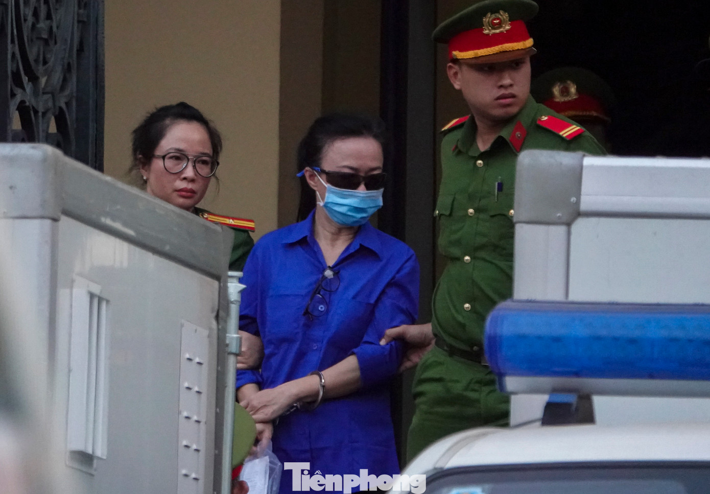 Phần lớn các bị cáo trong phiên xét xử đều đeo kính đen và bịt khẩu trang kín mặt mỗi khi đến và rời khỏi toà. Phần lớn các bị cáo trong phiên xét xử đều đeo kính đen và bịt khẩu trang kín mặt mỗi khi đến và rời khỏi toà.