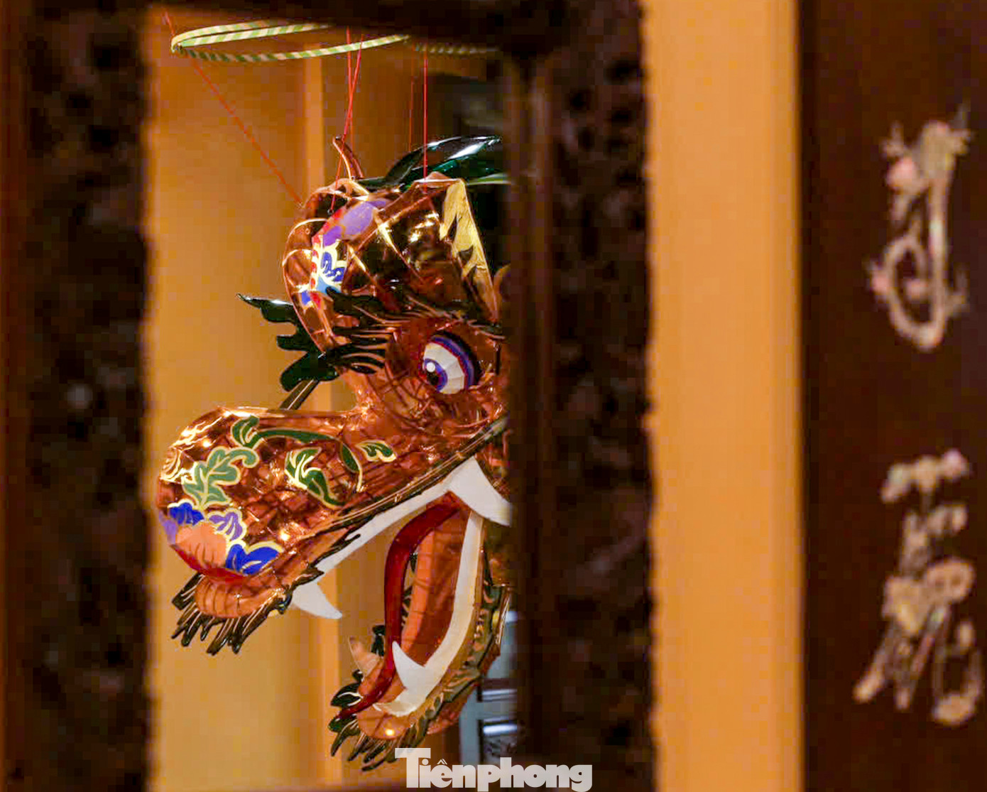 Chị Thủy cho biết, cũng giống như việc tìm kiếm tư liệu, hình ảnh để phục dựng, công đoạn hoàn thành sản phẩm cũng không dễ dàng, khi có thể mất tới cả vài chục đến hàng trăm giờ thực hiện mới xong.