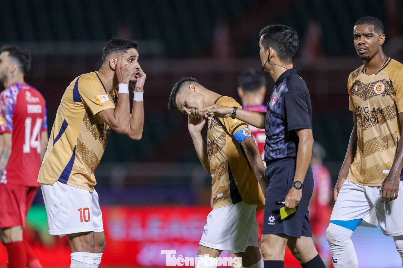 Trận đấu càng trôi về những phút cuối càng xuất hiện nhiều tình huống tranh cãi khiến trọng tài Trần Ngọc Nhớ liên tiếp phải rút thẻ phạt.