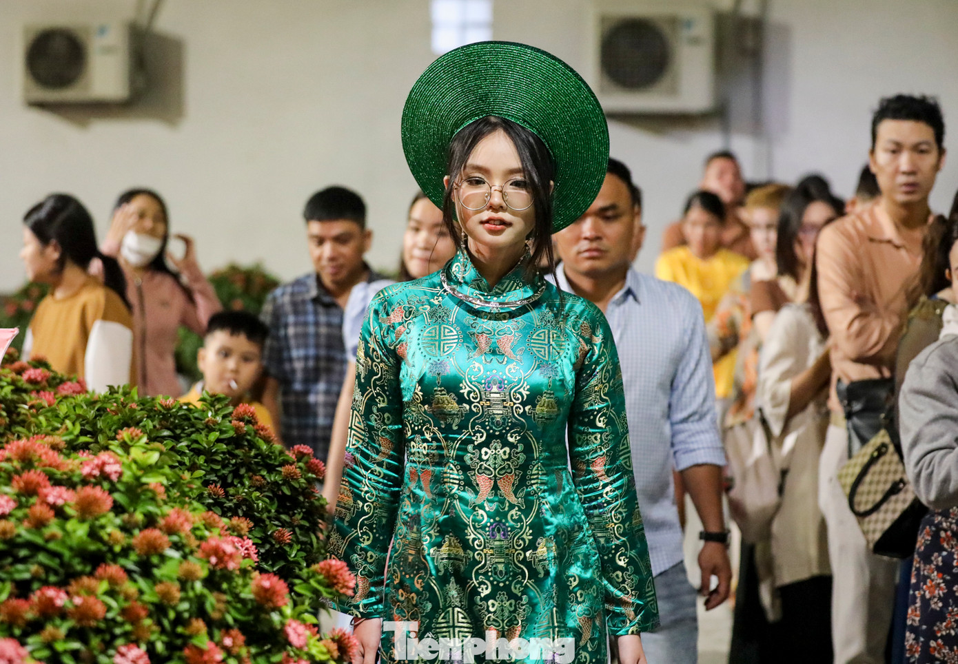 Sau khoảnh khắc giao thừa đón năm mới, hàng nghìn người dân TPHCM đã đến chùa Vĩnh Nghiêm (quận 3) cầu mong sức khỏe và bình an.