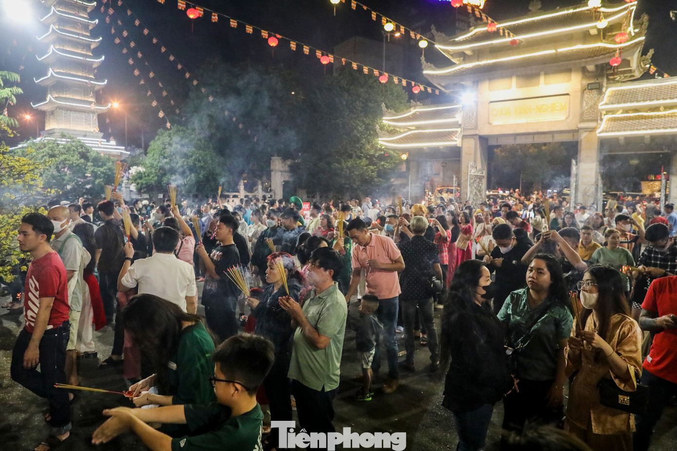 Từ trước thời khắc Giao thừa đã có nhiều người đến thắp hương cầu an. Dòng người đổ về chùa Vĩnh Nghiêm ngày càng đông để cầu an, chúc phúc cho gia đình và hái lộc đầu năm.