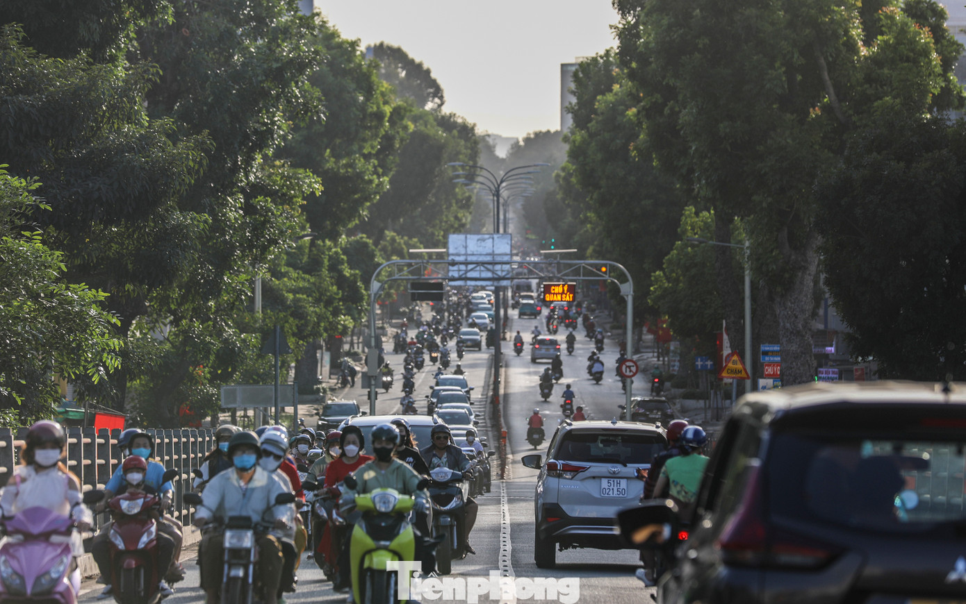 Người dân TPHCM đang dần trở lại cuộc sống bình thường sau kỳ nghỉ Tết, nhiều tuyến đường bắt đầu đông đúc và nhộn nhịp. Trong ảnh là đường 3/2 (quận 10).