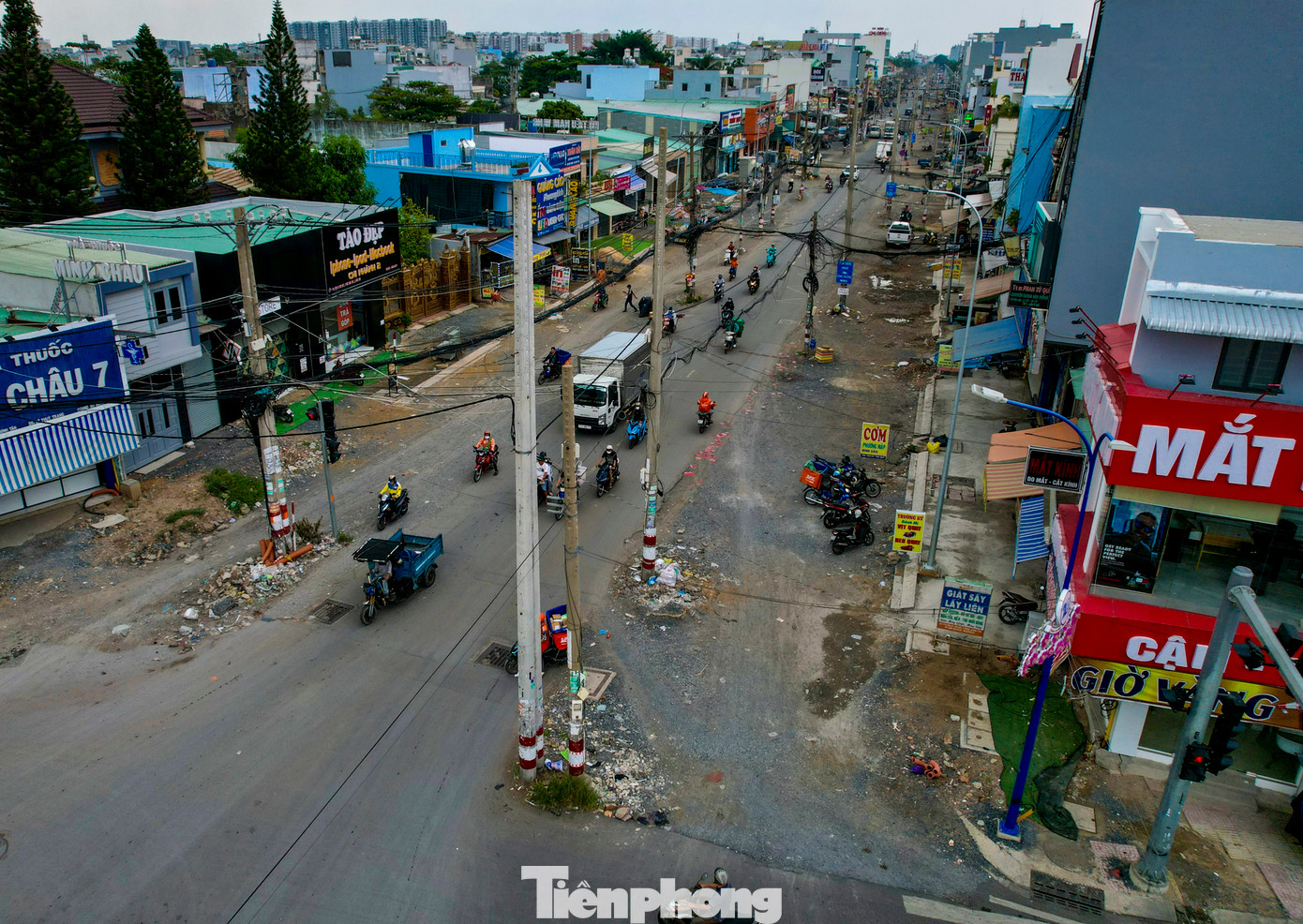 Sau khi mở rộng tuyến đường, vẫn còn gần 200 trụ điện nằm giữa đường.