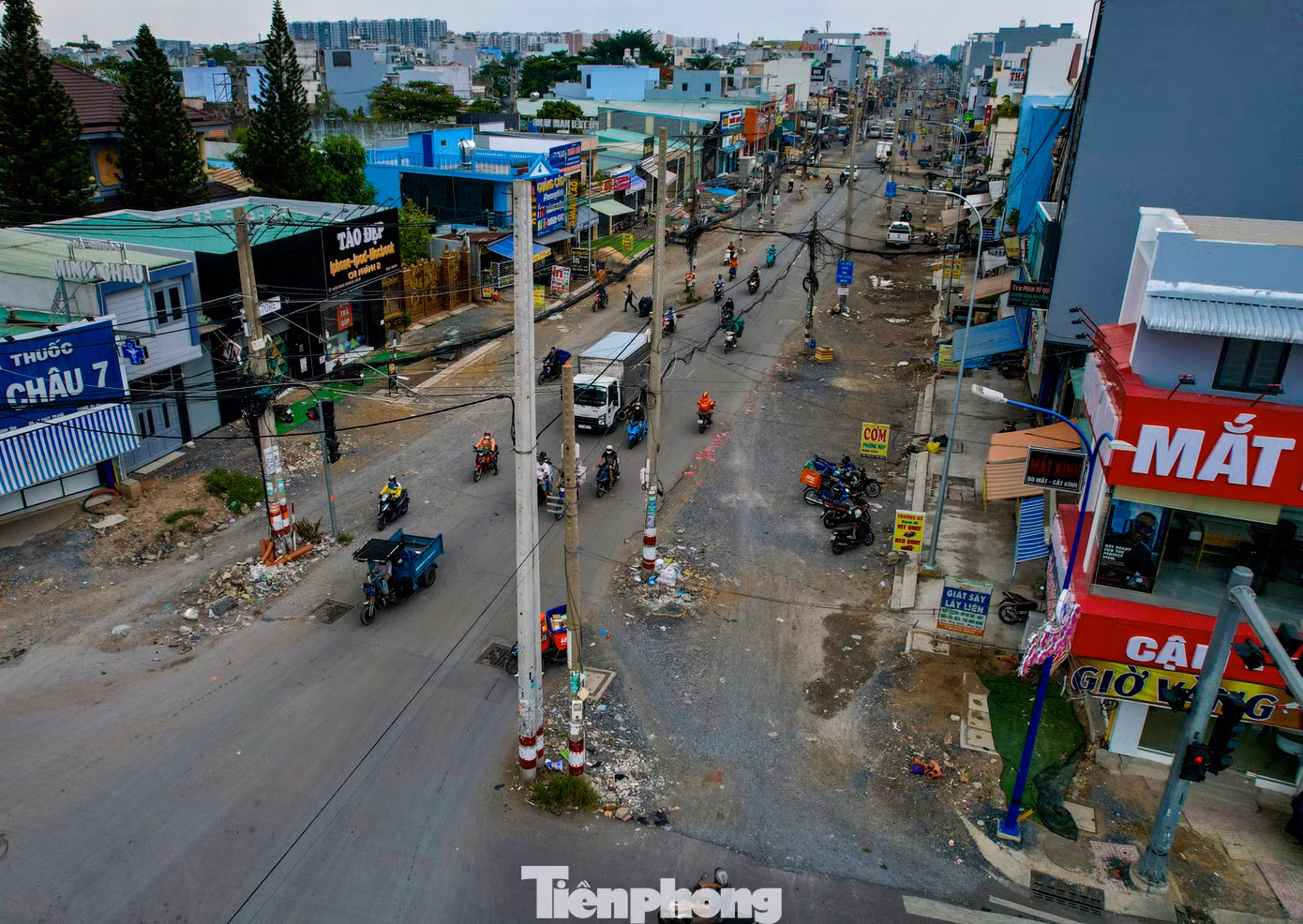 Sau khi mở rộng tuyến đường, vẫn còn gần 200 trụ điện nằm giữa đường.