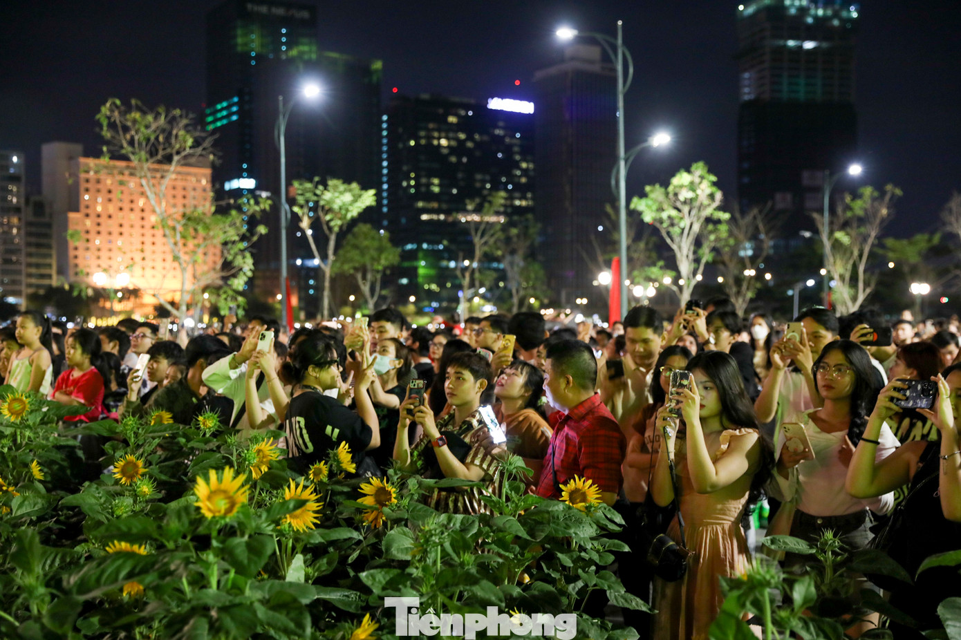 Công viên bờ sông Sài Gòn cũng là một trong những điểm ngắm pháo hoa rõ nhất, sát bên bờ sông Sài Gòn phía Thủ Thiêm. Trong thời khắc chuyển giao năm mới 2024, 15.000 cây hoa hướng dương đã có dịp khoe sắc trước màn bắn pháo hoa lung linh.