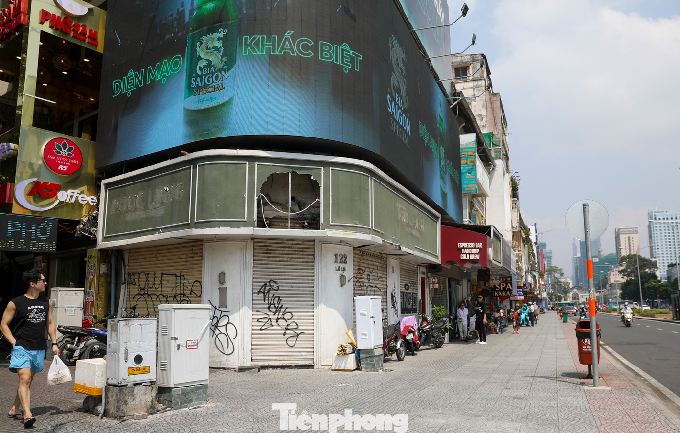 Một mặt bằng khác trên đường Lê Lợi cũng phải bỏ không và có dấu hiệu xuống cấp trầm trọng.