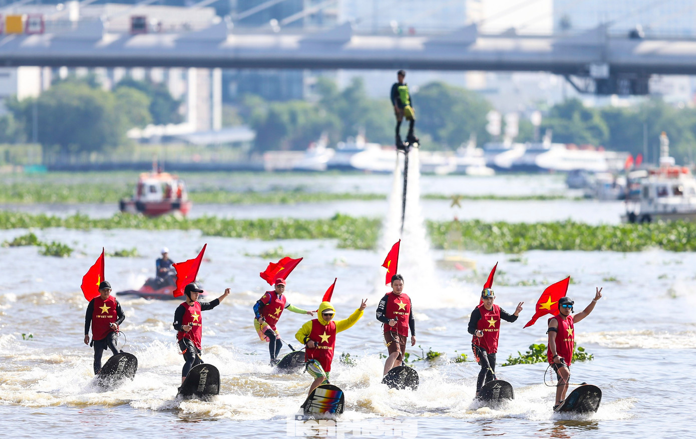 Các vận động viên chuyên nghiệp có dịp được trình diễn những kỹ thuật đặc sắc, độc đáo ngay trên sông Sài Gòn, từ cầu Ba Son đến Bến Nhà Rồng.