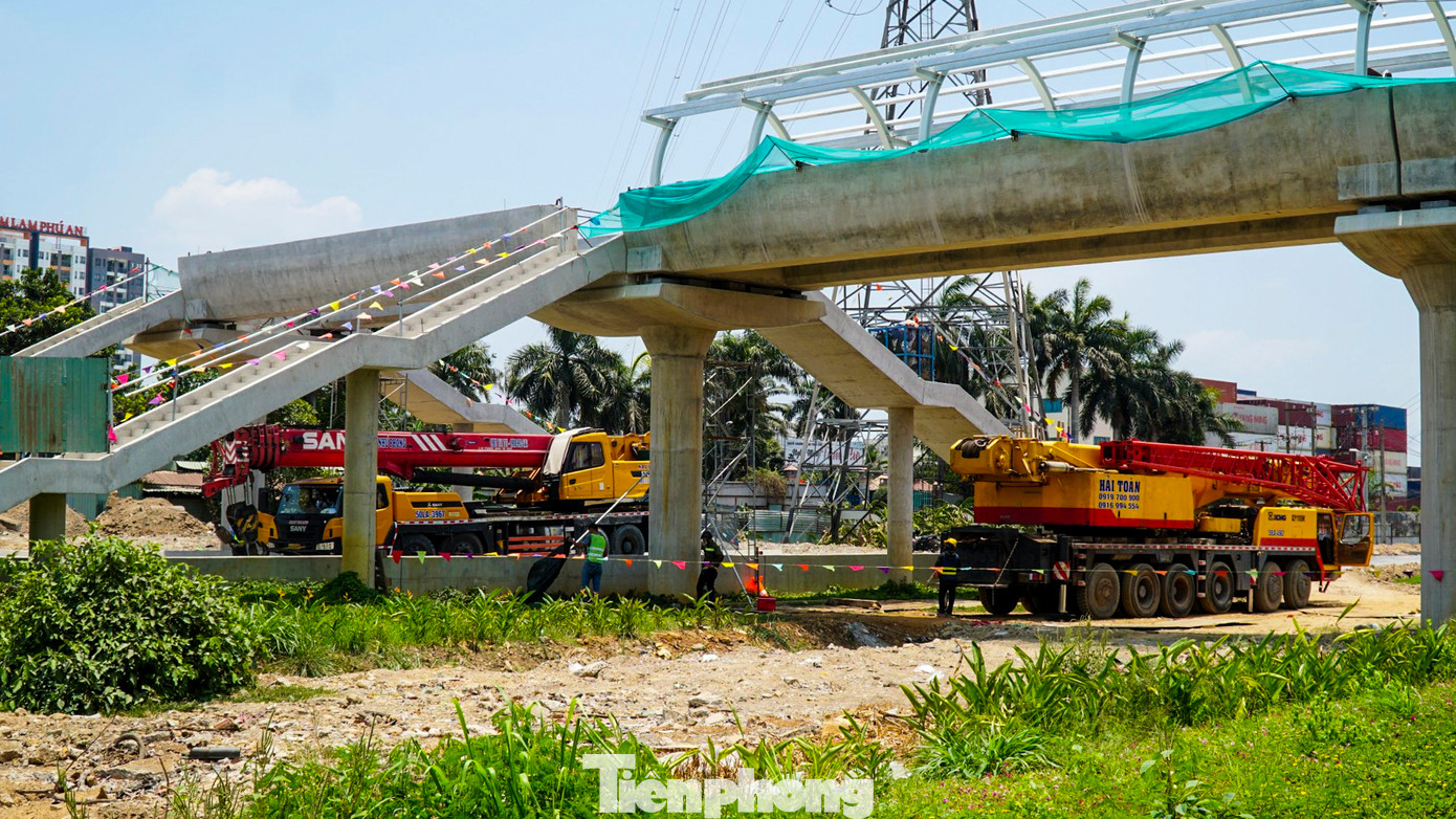 Đối với 4 cầu bộ hành đang triển khai thi công kết cấu phần dưới còn lại tại các ga Thảo Điền, An Phú, Thủ Đức, Đại học Quốc gia. Chủ đầu tư hiện đang tích cực phối hợp nhà thầu và tư vấn xây dựng kế hoạch chi tiết nhằm đẩy nhanh tiến độ thi công, phấn đấu hoàn thành kịp thời với tiến độ chung của dự án, đưa dự án vào khai thác, vận hành trong quý 4/2024.
