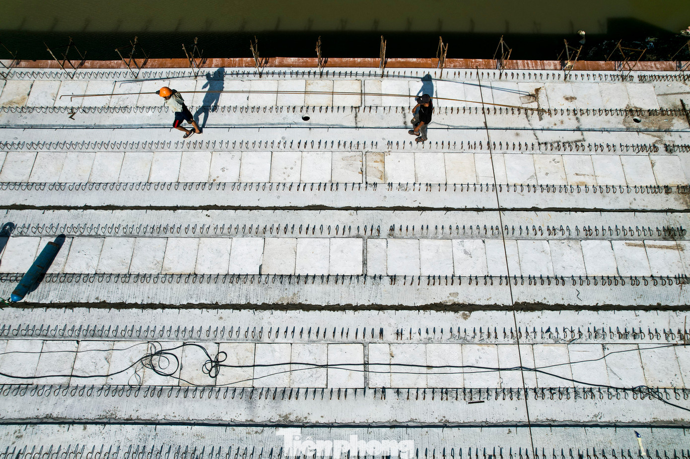 Theo ghi nhận của Tiền Phong, thời điểm hiện tại, công trình đã hoàn thành 9/10 mố trụ và đang làm nốt trụ cầu còn lại. Có 7/9 nhịp hoàn thành lao lắp dầm và đang xây bản mặt cầu.