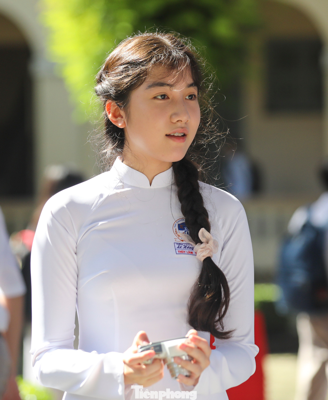 Các nữ sinh tranh thủ lưu lại kỷ niệm trong ngày khai giảng sáng nay.