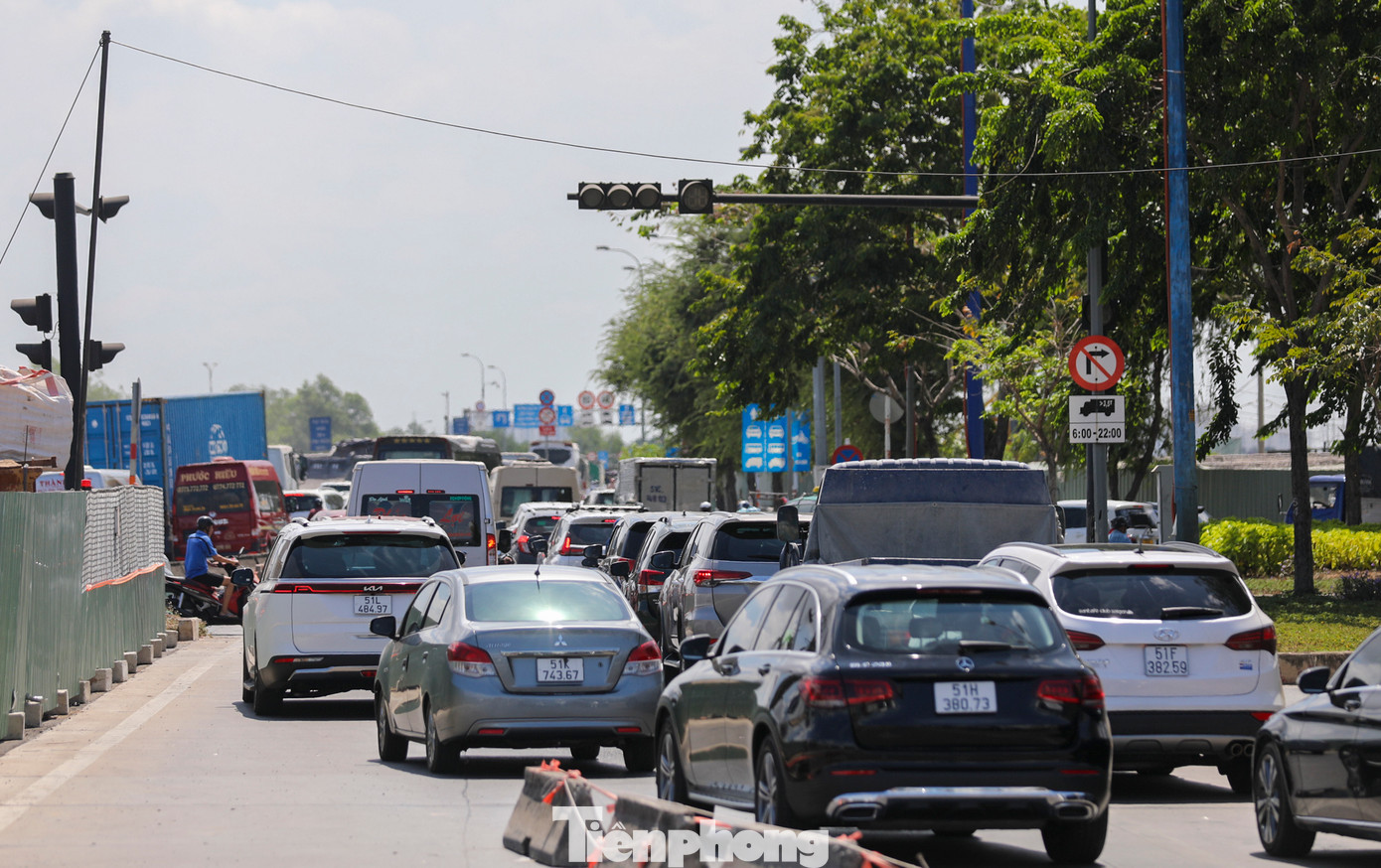 Hàng xe hơi nối đuôi nhau di chuyển nhích từng chút một vào hướng cao tốc.