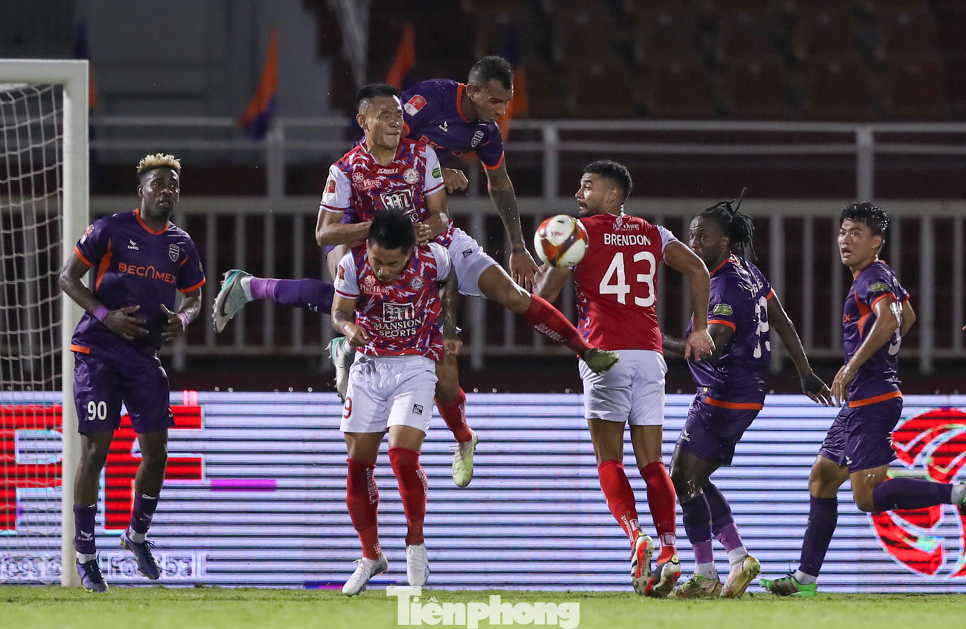 Trong trận đấu với CLB TPHCM, Janclesio Almeida có màn trình diễn thiếu thuyết phục khi thường xuyên mắc lỗi ở những pha tranh chấp bóng bổng cũng như đọc tình huống. Trong trận đấu với CLB TPHCM, Janclesio Almeida có màn trình diễn thiếu thuyết phục khi thường xuyên mắc lỗi ở những pha tranh chấp bóng bổng cũng như đọc tình huống.