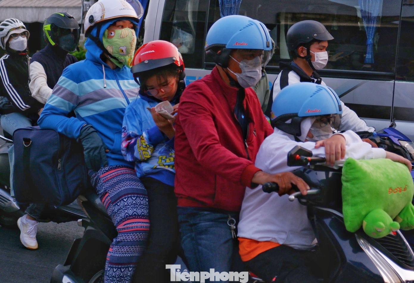 Người dân lỉnh kỉnh đồ đạc len lỏi giữa dòng xe đông đúc.