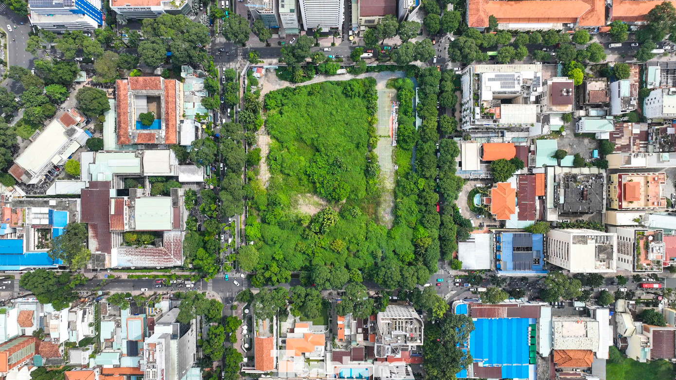 Văn phòng UBND TPHCM vừa có thông báo kết luận của Chủ tịch UBND TPHCM Phan Văn Mãi tại cuộc họp của Tổ công tác dự án xây dựng Trung tâm Thể dục thể thao Phan Đình Phùng, Quận 3 (gọi tắt là Nhà thi đấu Phan Đình Phùng). Theo đó, Chủ tịch UBND TPHCM thống nhất chấm dứt, bãi bỏ thực hiện dự án xây dựng Nhà thi đấu Phan Đình Phùng theo phương thức đối tác công tư (hợp đồng BT). Văn phòng UBND TPHCM vừa có thông báo kết luận của Chủ tịch UBND TPHCM Phan Văn Mãi tại cuộc họp của Tổ công tác dự án xây dựng Trung tâm Thể dục thể thao Phan Đình Phùng, Quận 3 (gọi tắt là Nhà thi đấu Phan Đình Phùng). Theo đó, Chủ tịch UBND TPHCM thống nhất chấm dứt, bãi bỏ thực hiện dự án xây dựng Nhà thi đấu Phan Đình Phùng theo phương thức đối tác công tư (hợp đồng BT).