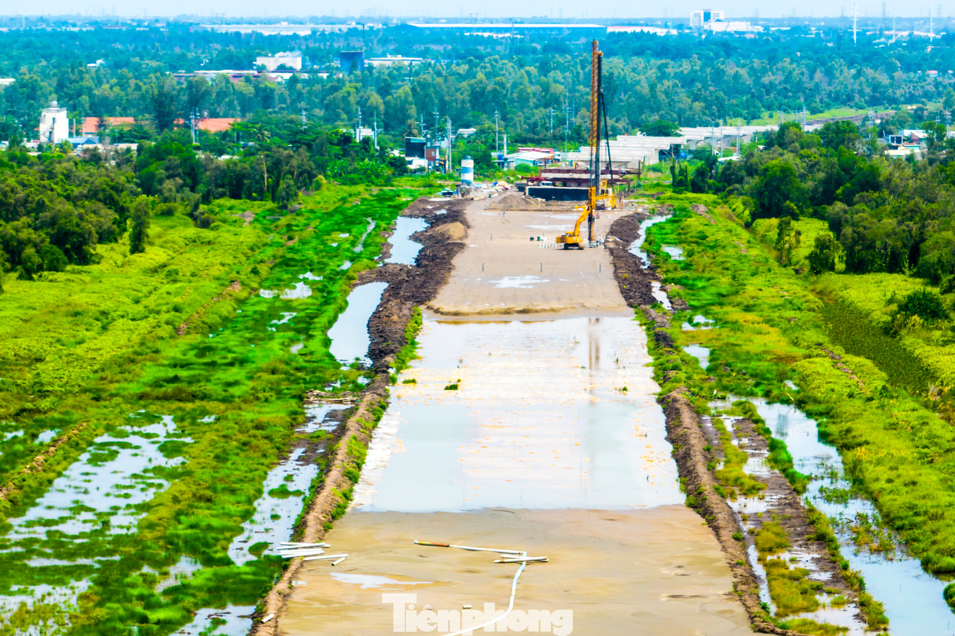 Gói thầu khởi công từ ngày 26/7/2023 với thời gian thi công dự kiến là 1.080 ngày. Tuy nhiên, tiến độ đang bị chậm lại do gặp khó khăn về nguồn cung cấp vật liệu cát đắp.