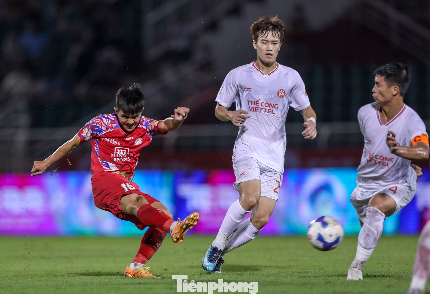 Càng về cuối trận, cả hai đội nỗ lực đẩy nhanh tốc độ hòng có bàn mở tỷ số, nhưng những miếng đánh của cả hai đội vẫn khá mờ nhạt, nên đã không có bàn thắng nào được ghi cho đến hết trận. Với kết quả hoà 0-0, 1 điểm vẫn khiến HLV Phùng Thanh Phương và Nguyễn Đức Thắng chưa hài lòng. Càng về cuối trận, cả hai đội nỗ lực đẩy nhanh tốc độ hòng có bàn mở tỷ số, nhưng những miếng đánh của cả hai đội vẫn khá mờ nhạt, nên đã không có bàn thắng nào được ghi cho đến hết trận. Với kết quả hoà 0-0, 1 điểm vẫn khiến HLV Phùng Thanh Phương và Nguyễn Đức Thắng chưa hài lòng.