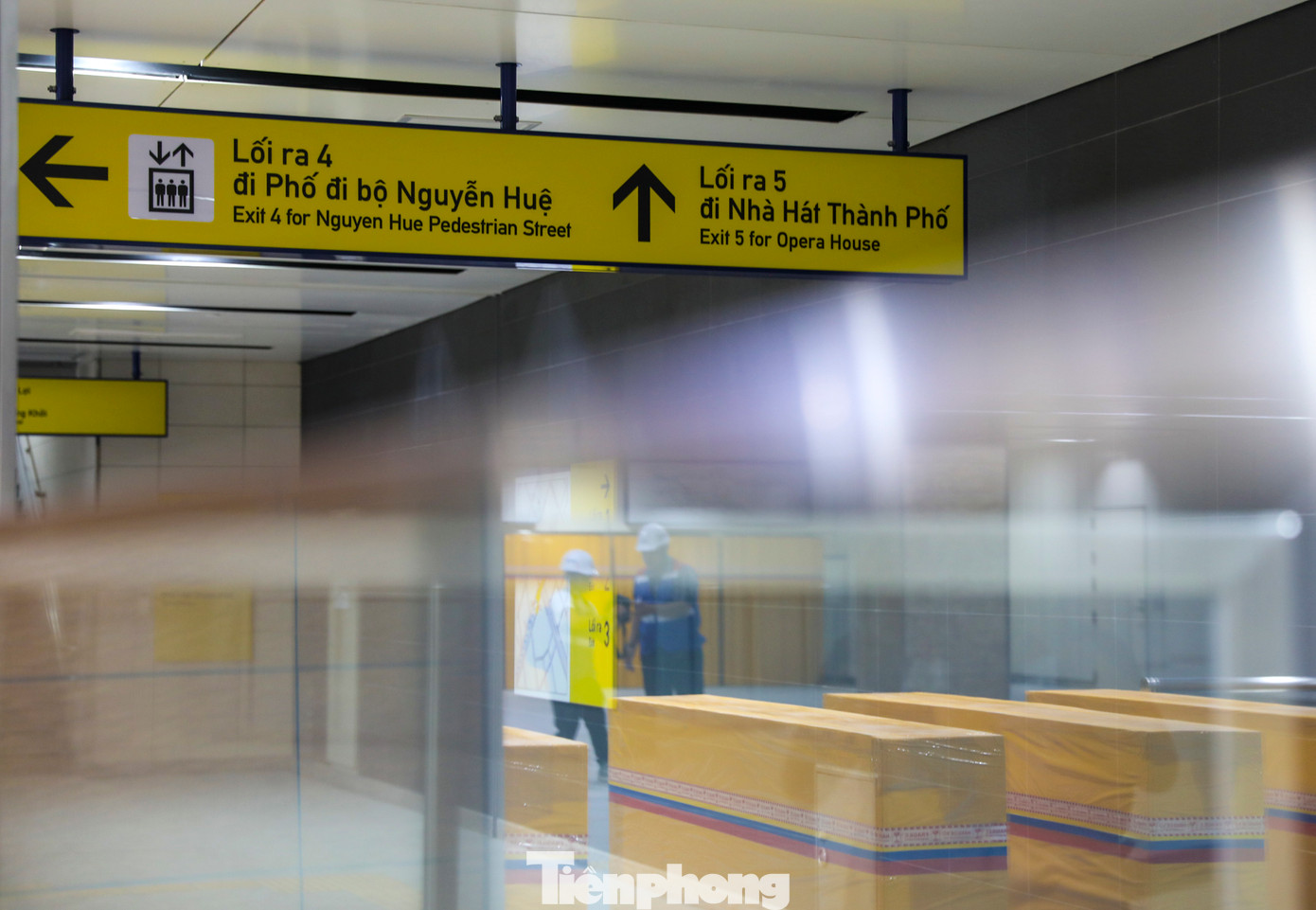 Ga Nhà hát TP có 5 lối lên xuống. Lối số 5 tại công viên Lam Sơn trước Nhà hát TP. Lối số 4 đối diện được nối trực tiếp vào tầng hầm của UnionSquare Tower. 3 lối còn lại nằm bên kia giáp mặt đường Pasteur.
