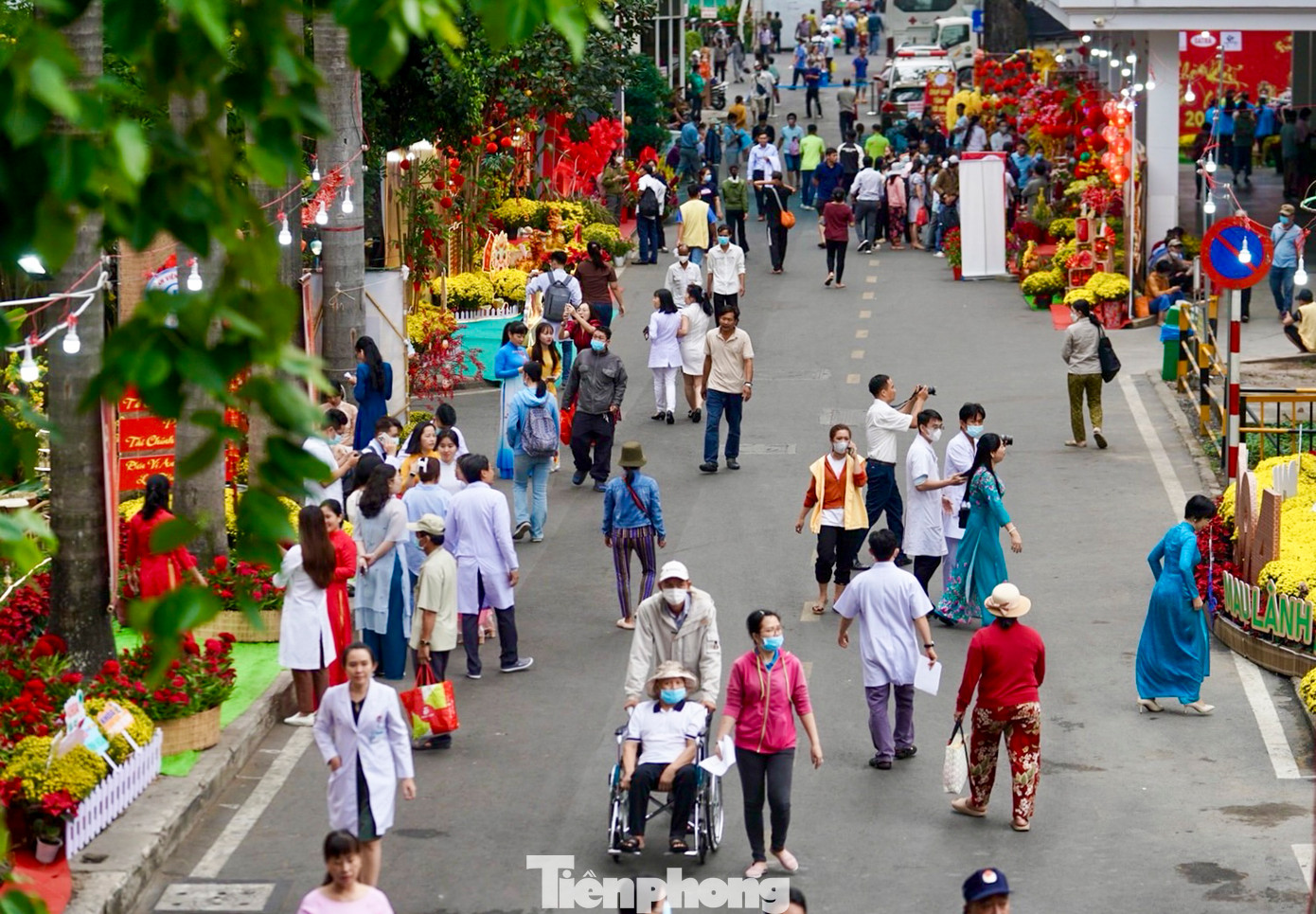 Cung đường nội bộ của bệnh viện kéo dài từ đường Triệu Quang Phục đến đường Thuận Kiều trở nên rực rỡ sắc hương với muôn hoa đến từ khắp các vùng miền trên cả nước.