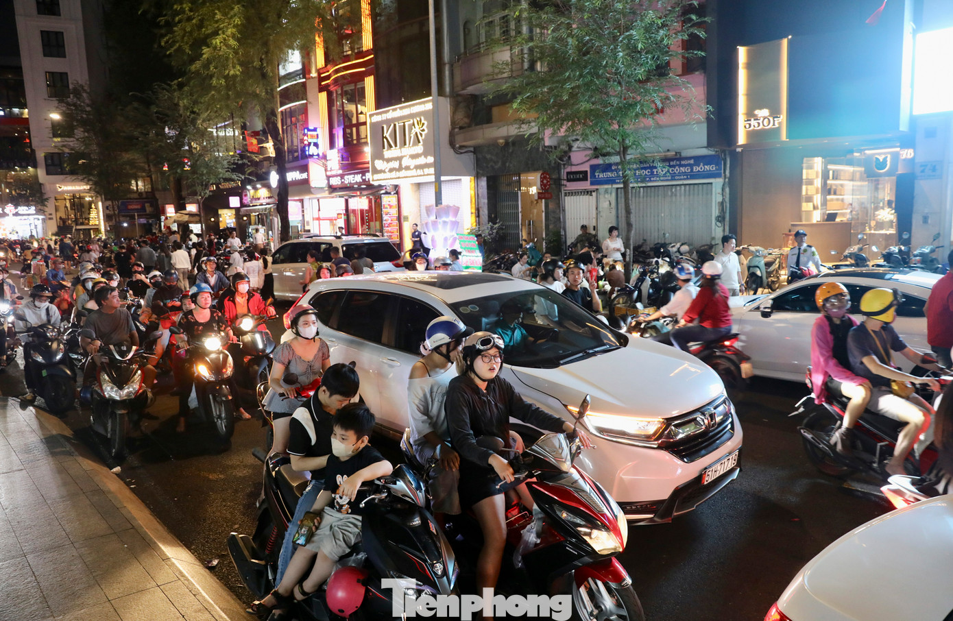 Ghi nhận trên các tuyến đường vào trung tâm TPHCM luôn nêm chặt dòng xe như Nam Kỳ Khởi Nghĩa, Cách Mạng Tháng Tám, Hai Bà Trưng, Nguyễn Tất Thành, Trần Hưng Đạo…