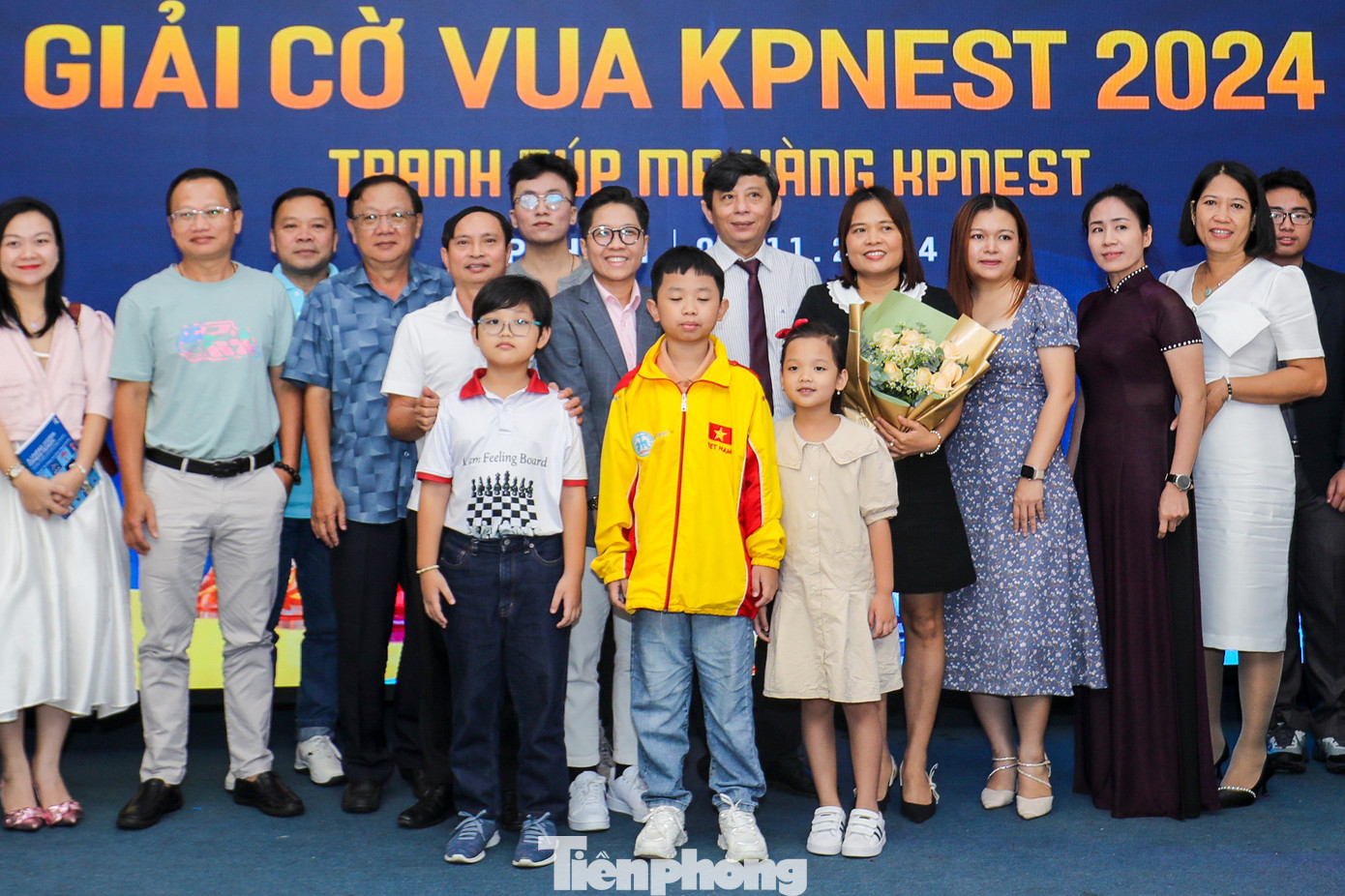 Ban tổ chức cùng khách mời, VĐV, phụ huynh VĐV chụp ảnh lưu niệm.