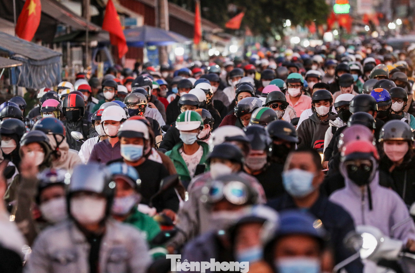 Đến hơn 18h, lượng khách qua phà tiếp tục tăng, đặc biệt là xe máy khiến phà Cát Lái tiếp tục quá tải.