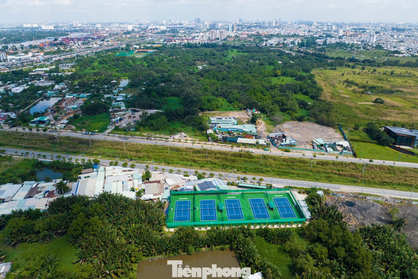 Một phần các lô đất được thuê làm kho bãi, sân bóng đá, tenis, pickleball hoặc hồ câu cá.