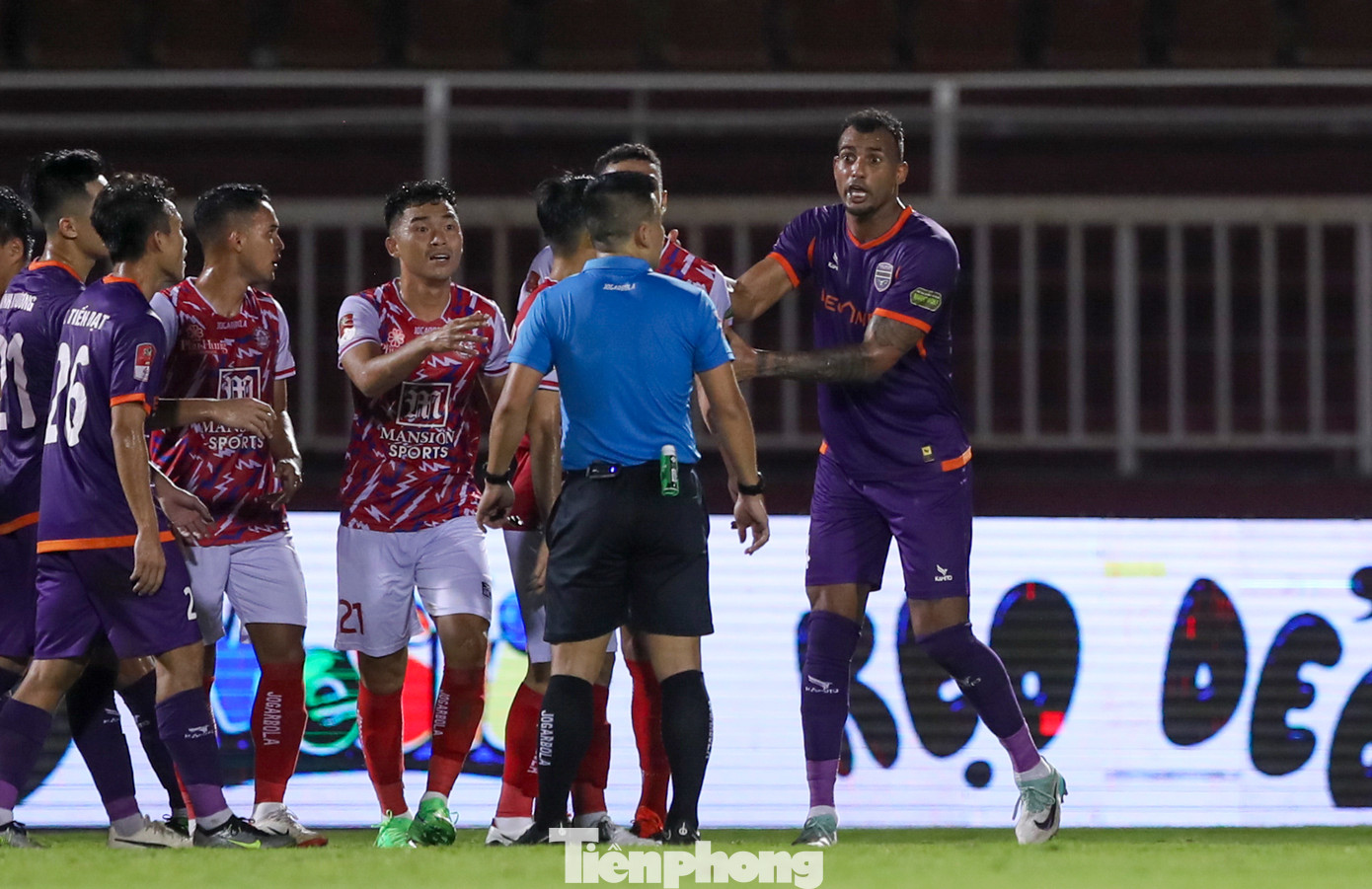 Trung vệ của CLB Bình Dương liên tục vấp phải những tình huống tranh cãi với trọng tài sau các pha phạm lỗi không đáng có của mình. Trung vệ của CLB Bình Dương liên tục vấp phải những tình huống tranh cãi với trọng tài sau các pha phạm lỗi không đáng có của mình.