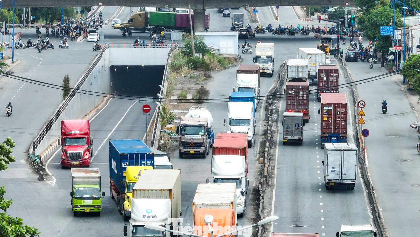 Mới đây, Sở GTVT TPHCM đề xuất UBND TPHCM chi hơn 1.145 tỉ đồng ngân sách để mở rộng đường Nguyễn Thị Định lên 60m, đáp ứng 12 làn xe. Dự án được đề xuất triển khai giai đoạn 2024 - 2029.