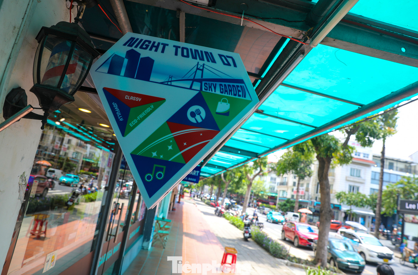 Thiết kế logo chính tại đây lấy ý tưởng từ hình viên kim cương, tượng trưng cho vị trí trung tâm của quận 7. Màu sắc chủ đạo có nền xanh dương với ý nghĩa tràn đầy cảm hứng, màu xanh lá là biểu tượng bảo vệ môi trường và màu đỏ đại diện cho sự cao cấp của khu dân cư Phú Mỹ Hưng.