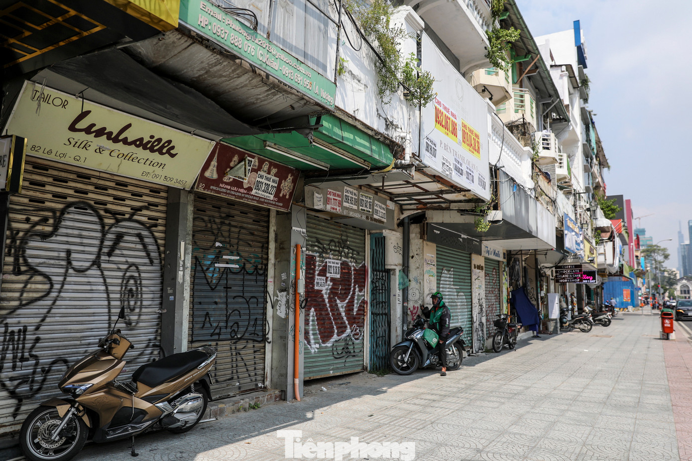 Đường Lê Lợi (quận 1) là một trong những con đường có giá thuê mặt bằng cao ở TPHCM cũng có hàng loạt mặt bằng đóng cửa, chờ khách đến thuê.