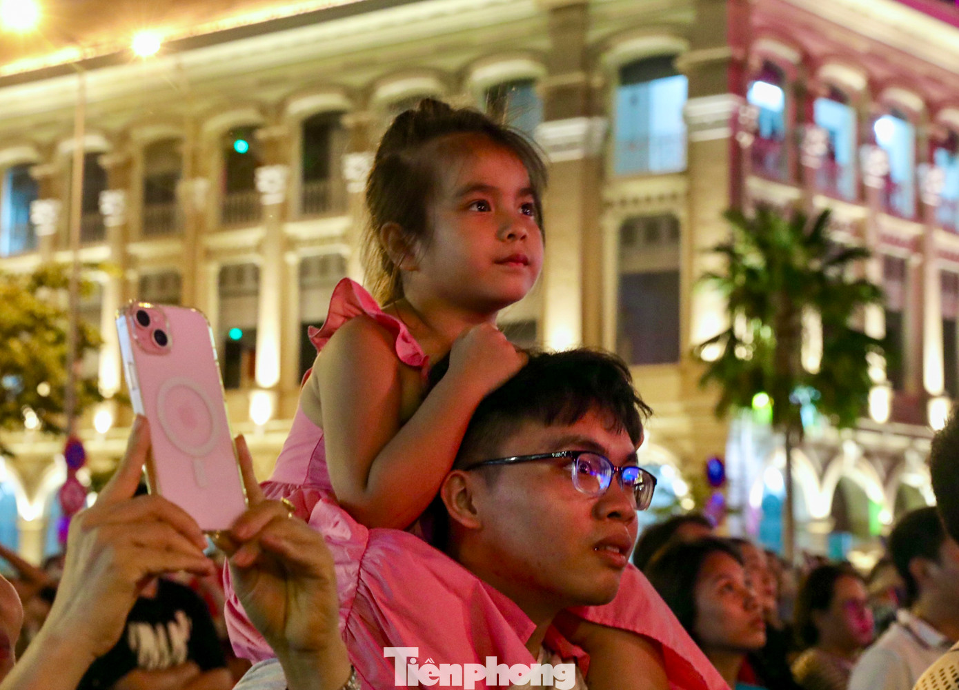 Các em nhỏ cũng bị thu hút bởi màn pháo hoa kéo dài 15 phút.