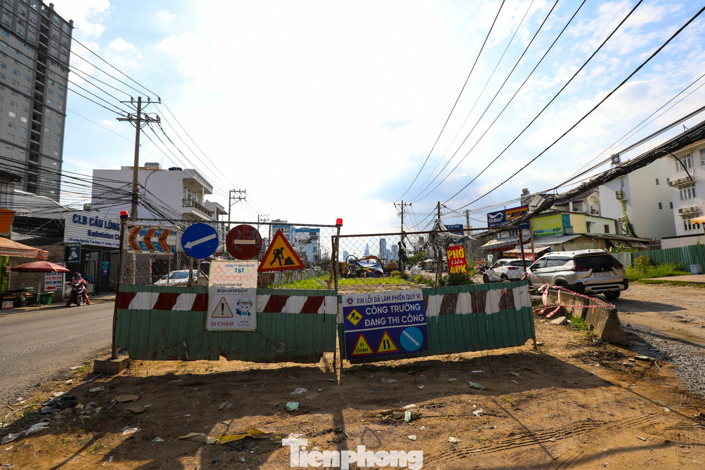 Phần dải phân cách trên đoạn đường đã hoen rỉ, xuống cấp. Phần dải phân cách trên đoạn đường đã hoen rỉ, xuống cấp.