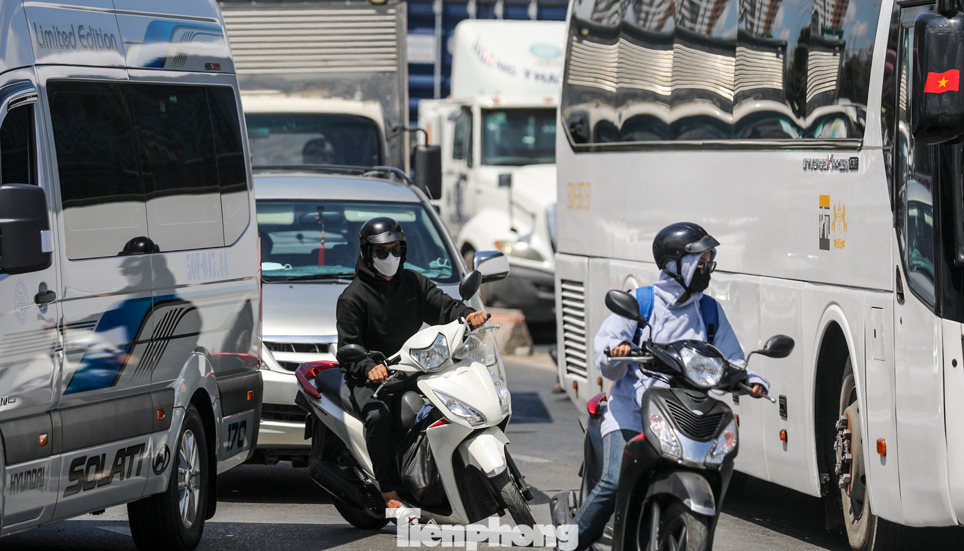 Các tuyến đường khác như Mai Chí Thọ (đoạn gần nút giao An Phú), phương tiện xe máy phải vất vả luồn lách giữa các làn mới có thể di chuyển được.