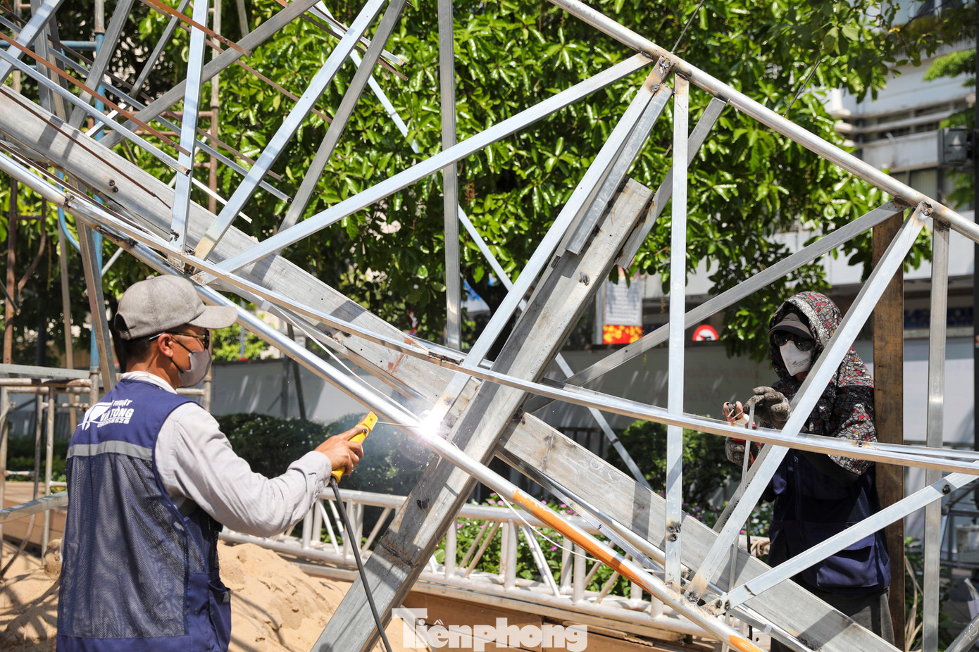 Bên cạnh đó là hệ thống đèn led được thiết kế để tạo hiệu ứng cực xịn sò, đặc biệt là vào buổi tối. Kết cấu như thế này giúp giảm sức cản gió, bảo vệ các linh vật.