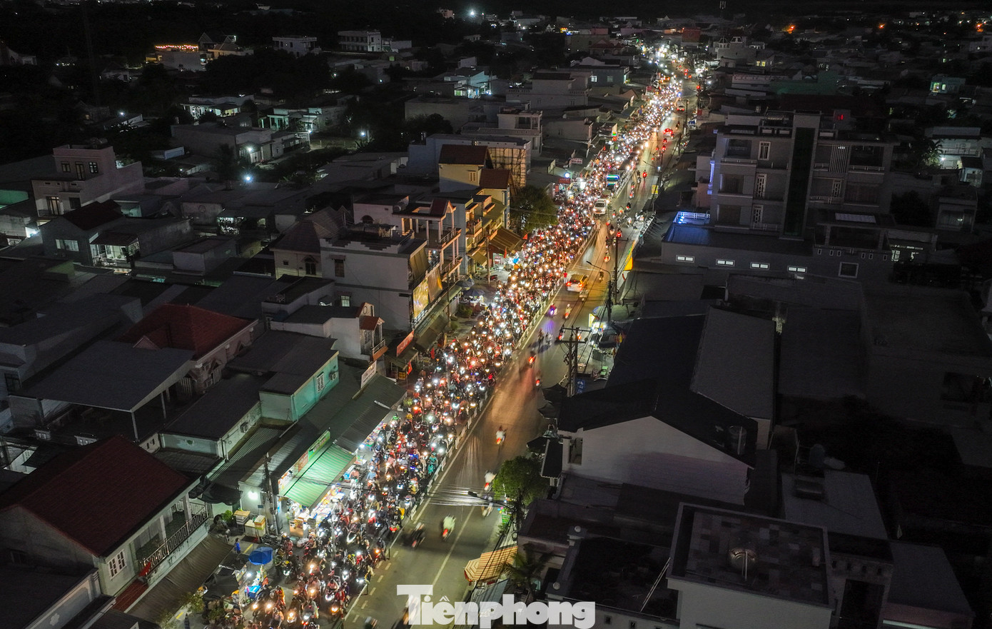 Hơn 19 giờ, dòng xe kẹt cứng vẫn không có dấu hiệu thuyên giảm.