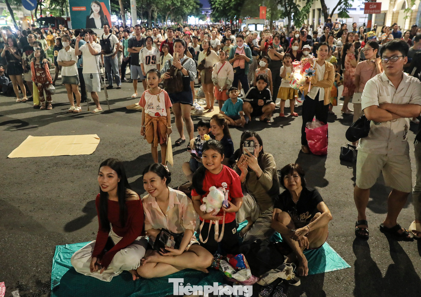 Rất đông người có mặt tại bến Bạch Đằng (quận 1) để được thấy rõ những màn pháo hoa rực sáng trên bầu trời.