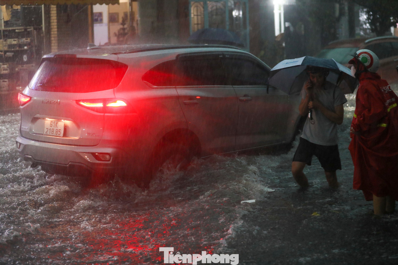 Nước lớn khiến tình trạng giao thông tại đoạn đường này khá khó khăn.