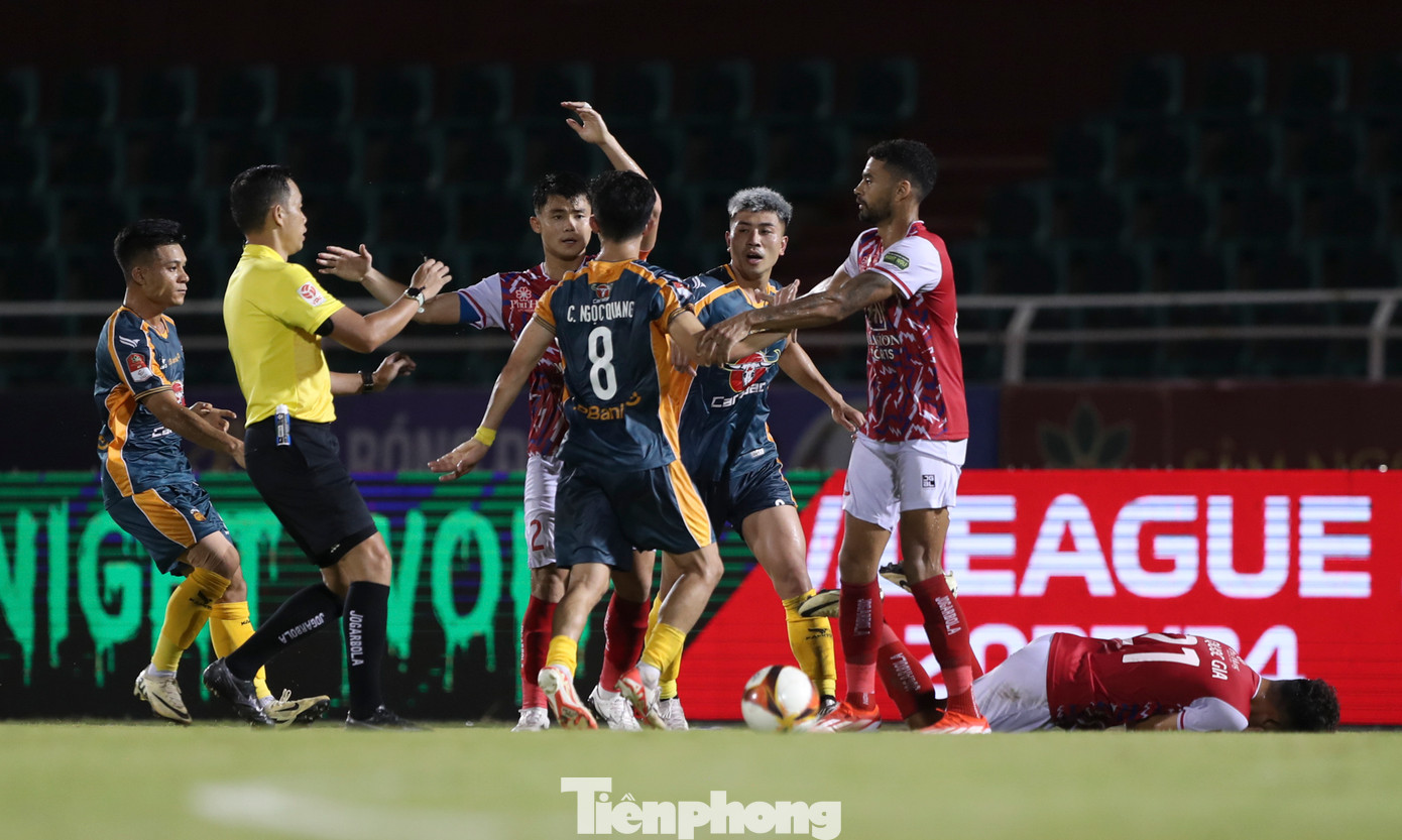 Châu Ngọc Quang và Ngô Tùng Quốc đã lời qua tiếng lại khiến diễn biến trận đấu trở nên căng thằng hơn.