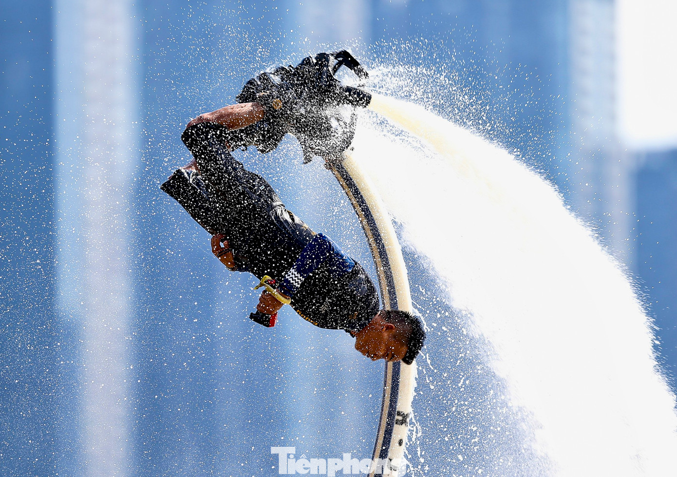 Ngoài những màn thi đấu hấp dẫn từ môn đua thuyền truyền thống, người hâm mộ còn được thưởng thức các hoạt động biểu diễn thể thao dưới nước.