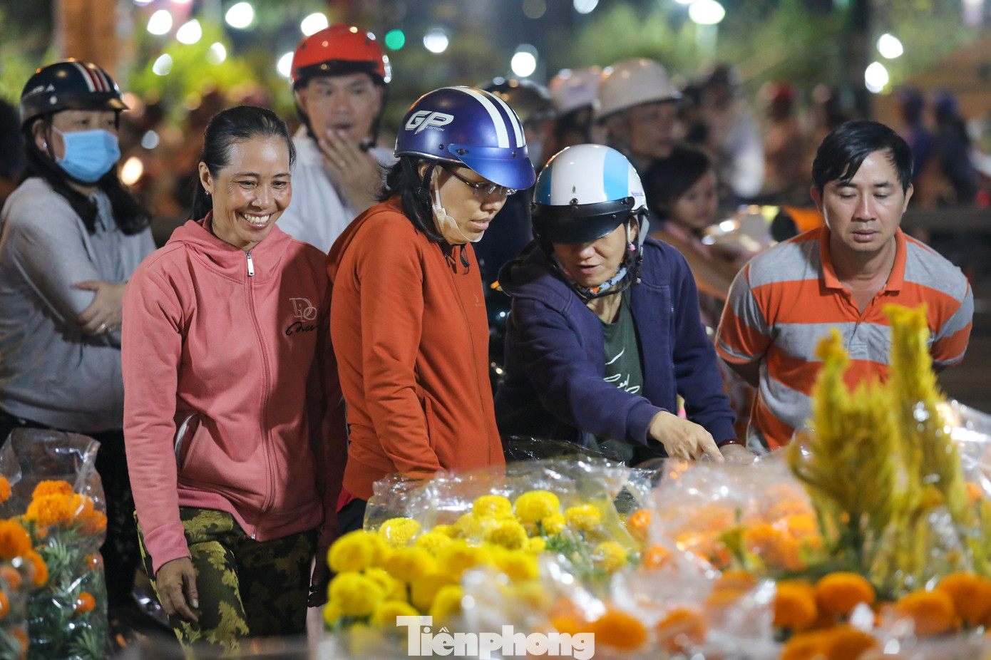 Ngày 29 tháng Chạp cũng là thời điểm mọi người được nghỉ Tết, lượng người đi mua hoa nhanh chóng tăng vọt.