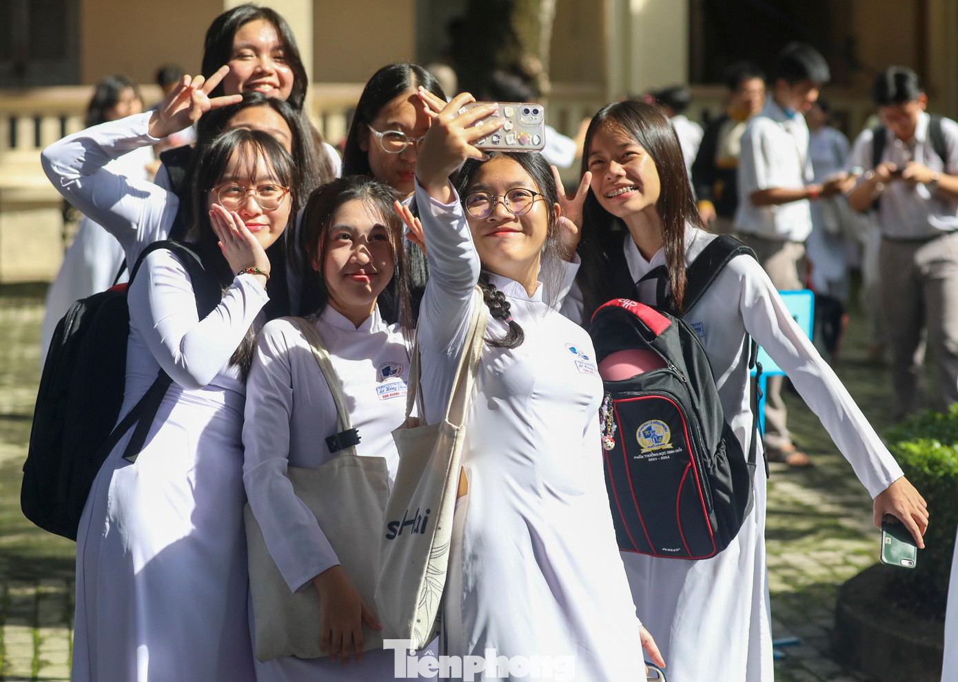 Những nụ cười rạng rỡ của các em học sinh khiến không khí ngày khai trường thêm hân hoan, rộn ràng.