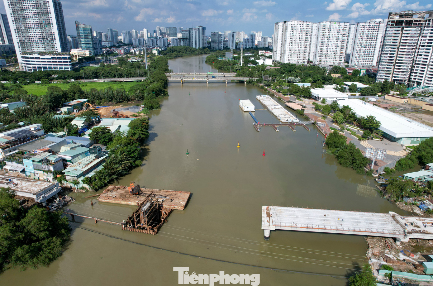 Theo thiết kế, cầu Rạch Đỉa mới dài 318m, rộng 9 - 10,5m, gồm 9 nhịp. Hai đầu cầu được làm đường dẫn với tổng chiều dài 233m, rộng 14 - 27m. Tổng mức đầu tư của dự án là 513 tỷ đồng.