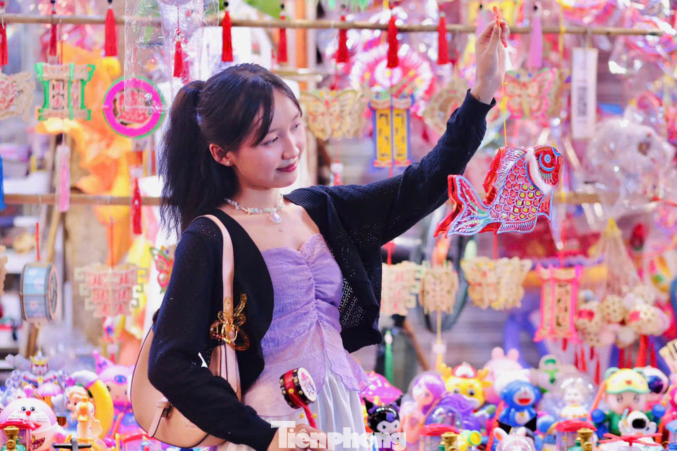 Từ 18 giờ, phố lồng đèn Lương Nhữ Học bắt đầu có những lượt khách đầu tiên, càng về sau thì khách càng đông hơn. Từ 18 giờ, phố lồng đèn Lương Nhữ Học bắt đầu có những lượt khách đầu tiên, càng về sau thì khách càng đông hơn.