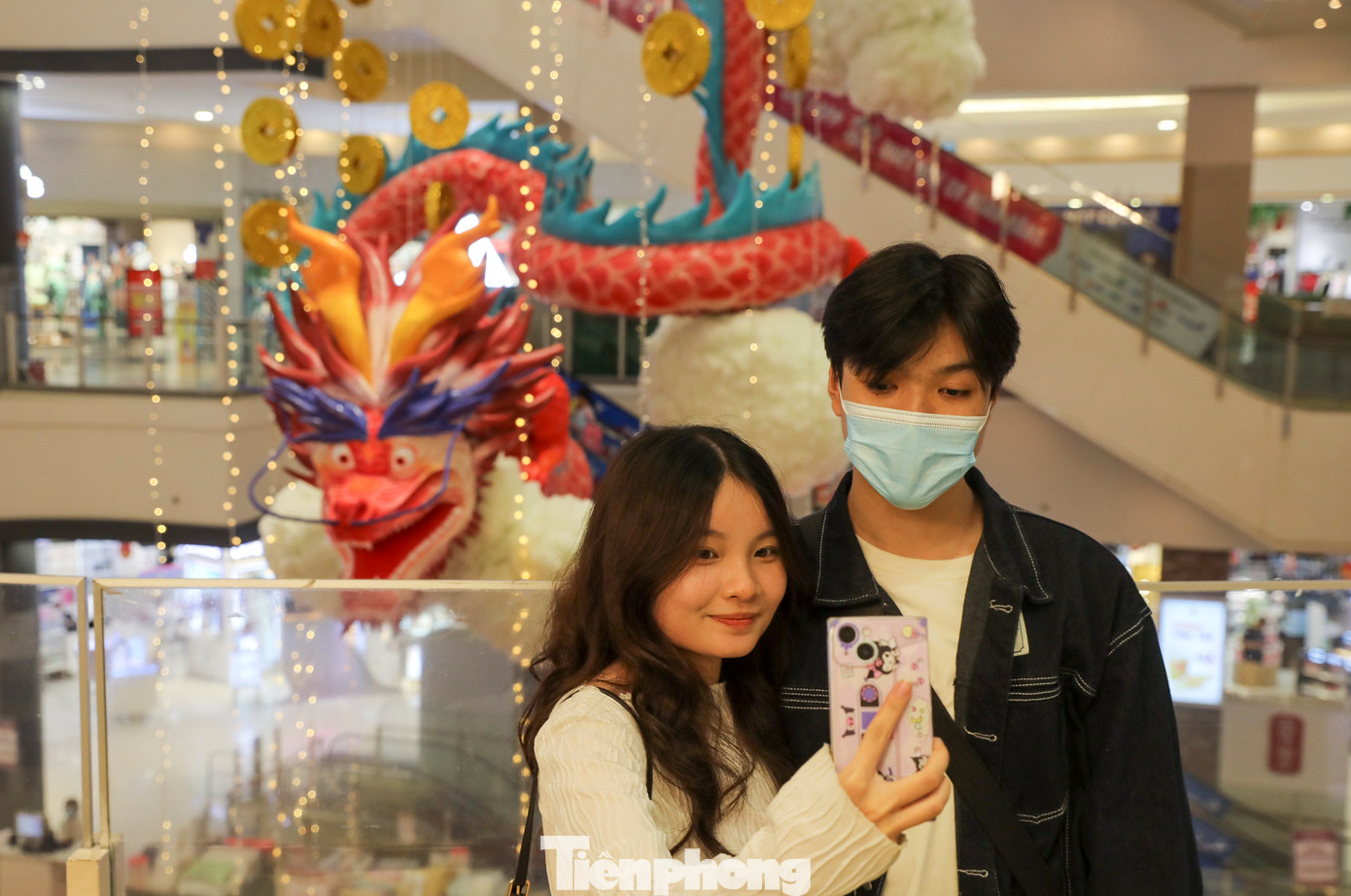 Bạn Hân và Đạt sau khi biết được thông tin thú vị của linh vật rồng này đã đi từ quận Bình Thạnh lên đến đây để chụp lại những tấm hình kỷ niệm.