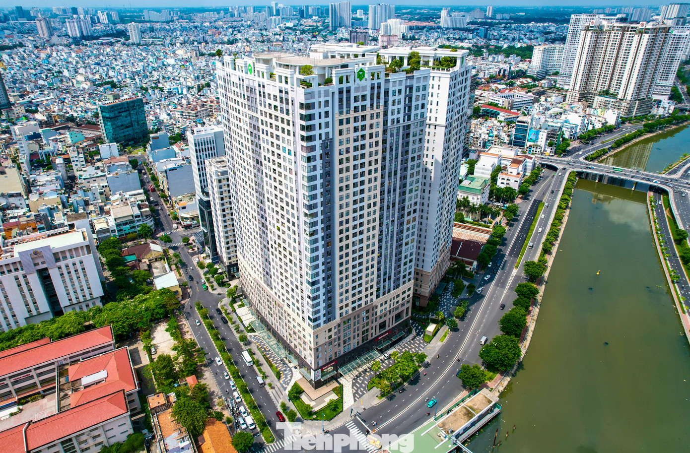 Thanh tra Chính phủ cũng khẳng định, việc UBND TPHCM có quyết định thu hồi, giao đất và chỉ định Công ty Phú Việt Tín (pháp nhân mới) làm nhà đầu tư thực hiện dự án số 39-39B Bến Vân Đồn mà không thông qua đấu giá là không đúng với Luật Đất đai 2003 và Thông tư số 03/2009 của Bộ Kế hoạch và Đầu tư.