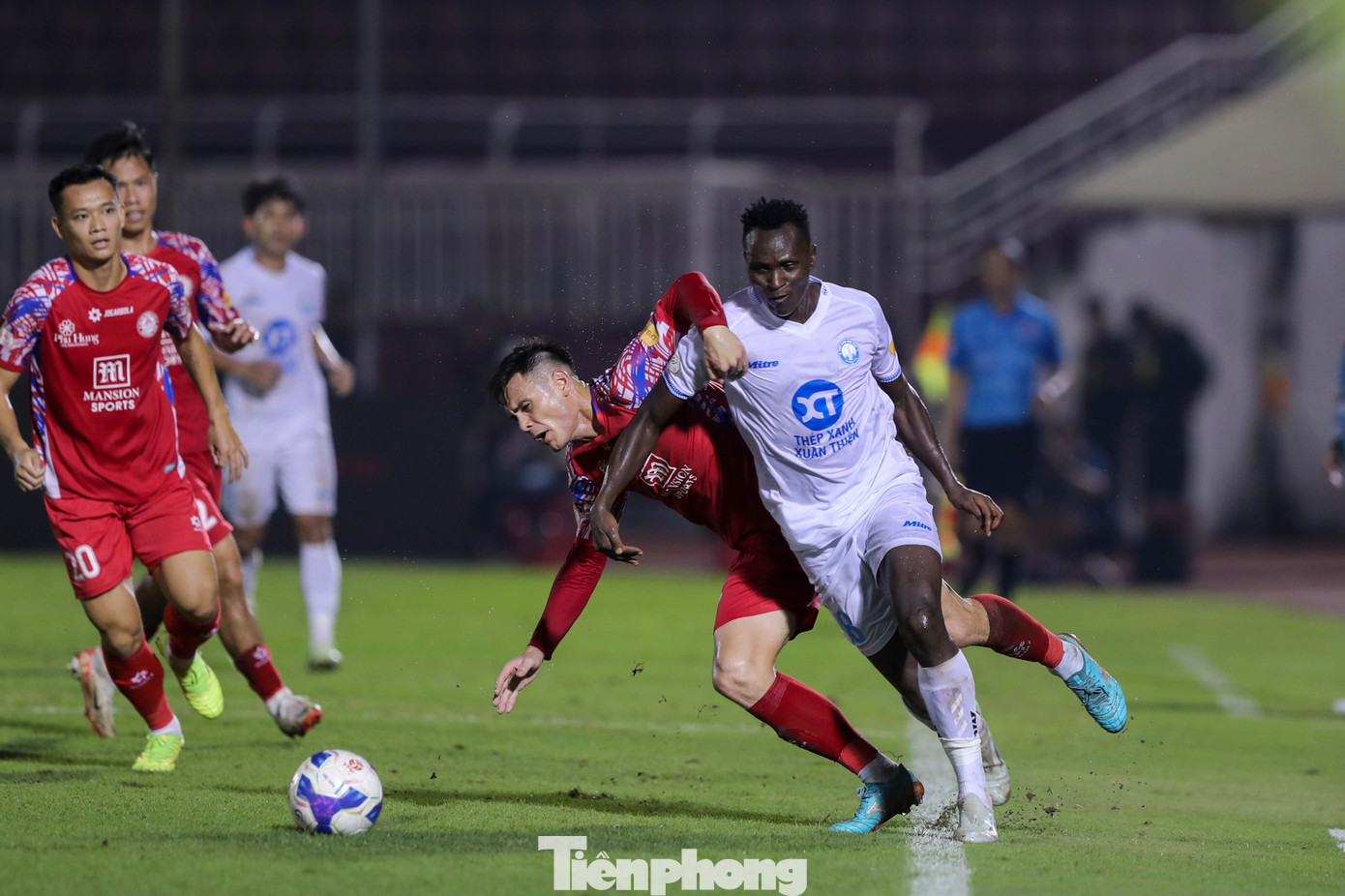 CLB TPHCM nỗ lực tấn công để tìm bàn rút ngắn tỷ số, nhưng khá vô vọng khi các chân sút của họ không thể và cả không biết ghi bàn.