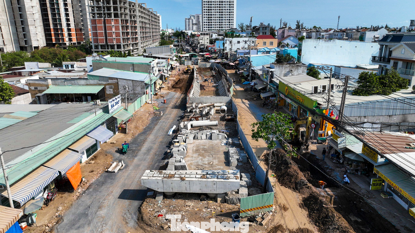 Phần đường dẫn đang hoàn thành xử lý nền đường, sàn giảm tải, lắp đặt 95% cống thoát nước, hiện đang tiếp tục thi công móng đường và tường chắn.