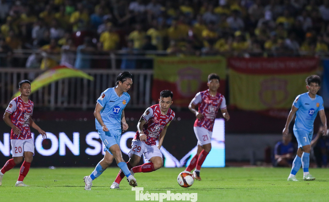 HLV Vũ Hồng Việt đã thay liền 3 người. Nguyễn Phong Hồng Duy, Tô Văn Vũ và Nguyễn Tuấn Anh vào sân để tăng cường sức tấn công ở hai biên và sáng tạo ở trung tuyến. HLV Vũ Hồng Việt đã thay liền 3 người. Nguyễn Phong Hồng Duy, Tô Văn Vũ và Nguyễn Tuấn Anh vào sân để tăng cường sức tấn công ở hai biên và sáng tạo ở trung tuyến.