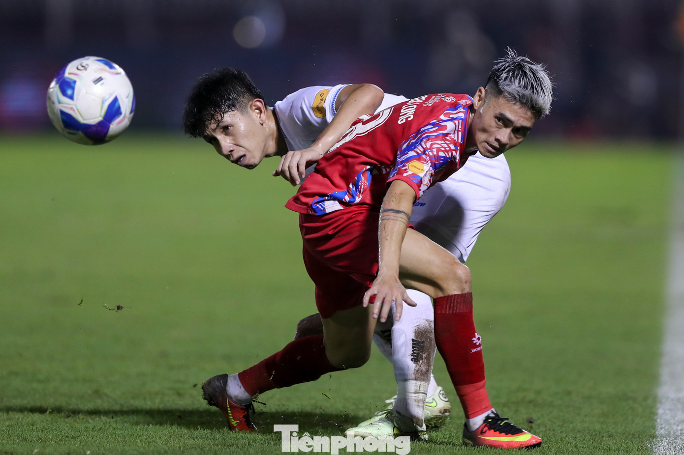 Tinh thần của đội bóng thành Nam cực kỳ hưng phấn sau bàn thắng và chỉ 4 phút sau đó, Hoàng Anh tiếp tục thoát xuống rồi căng ngang cho Văn Đạt nâng tỷ số lên 2-0.